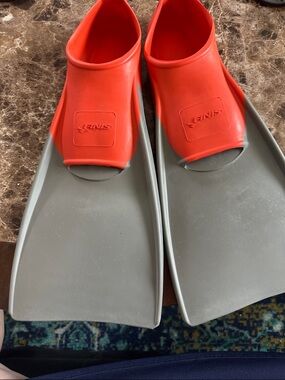 FINIS Short Blade Swim Fins in Red and Gray